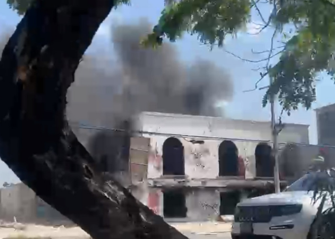 Arde edificio abandonado en la avenida López Portillo de Cancún