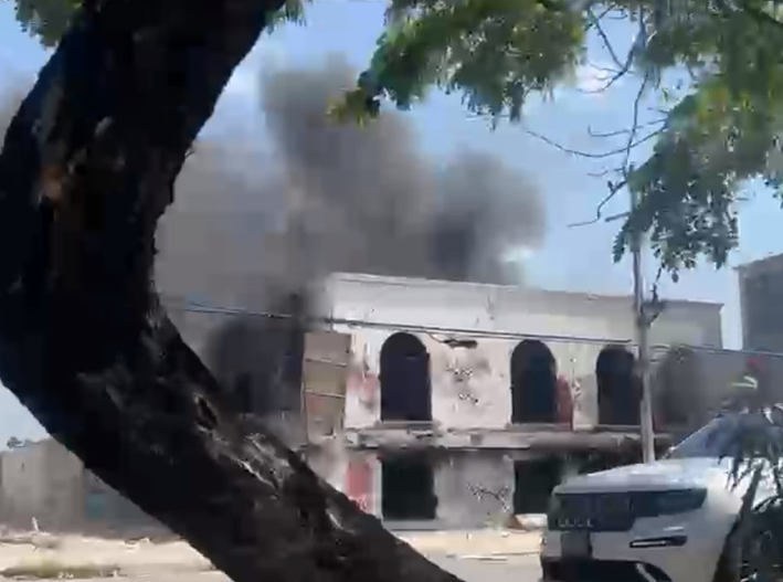 Arde edificio abandonado en la avenida López Portillo de Cancún
