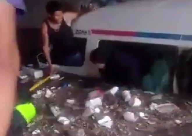 Pasajeros salen por ventanas de combi atrapada por inundación en Tecámac