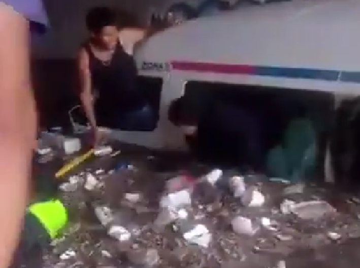Pasajeros salen por ventanas de combi atrapada por inundación en Tecámac