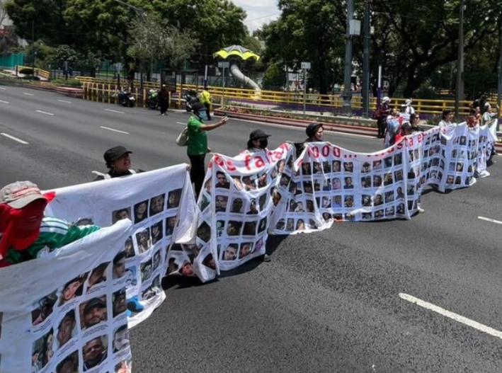 Madres buscadoras bloquean Calzada de Tlalpan rumbo al Estadio Ciudad de México