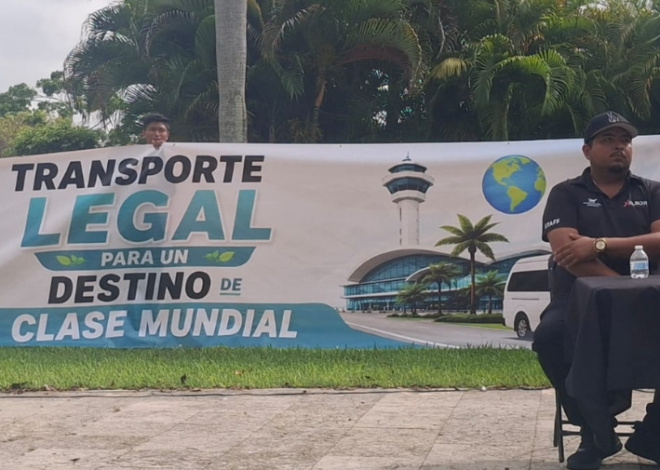 Protestan transportistas en el Aeropuerto Internacional de Cancún contra autos “piratas”