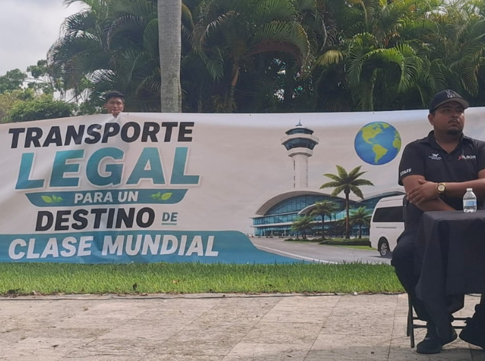 Protestan transportistas en el Aeropuerto Internacional de Cancún contra autos “piratas”