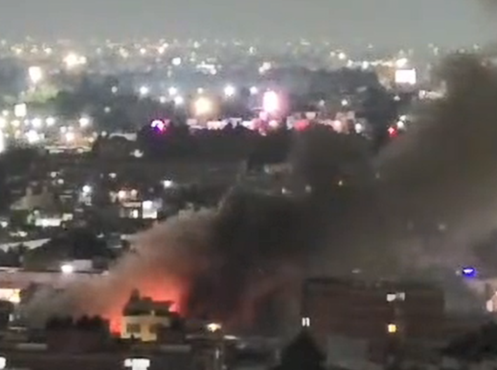 Incendio en bodega cercana al Mercado de Jamaica moviliza a cuerpos de emergencia