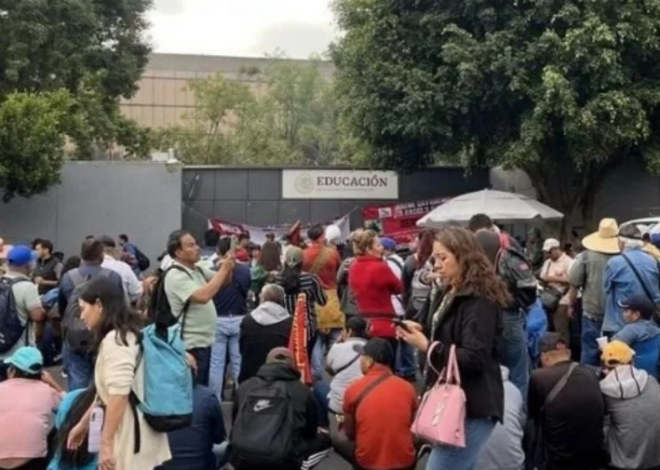 CNTE irrumpe en la SEP, derriba accesos y provoca destrozos en oficinas de la dependencia