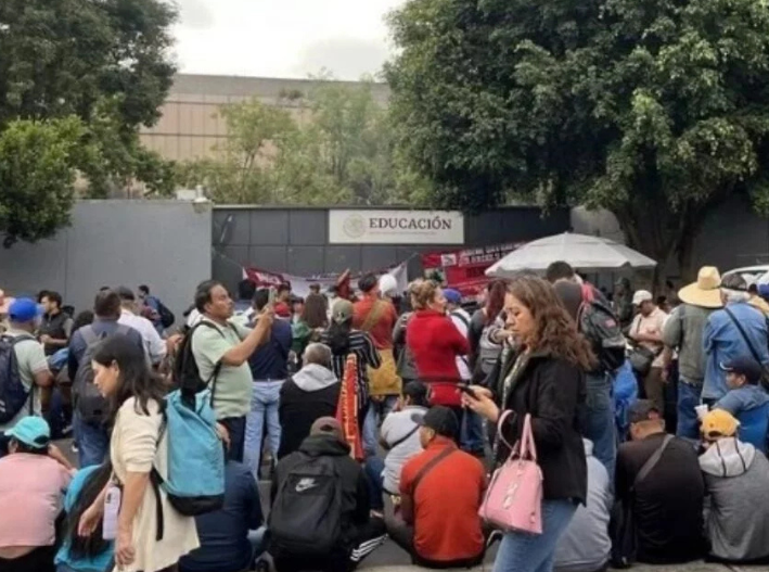 CNTE irrumpe en la SEP, derriba accesos y provoca destrozos en oficinas de la dependencia