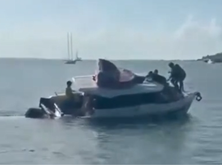 Se hunde embarcación turística en la costa de Isla Mujeres; pasajeros son rescatados