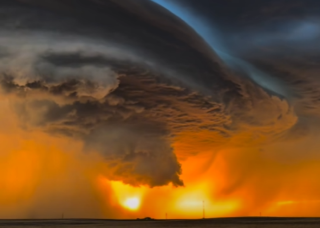 Gigantesca tormenta pinta el cielo de Nebraska con una escena de otro mundo