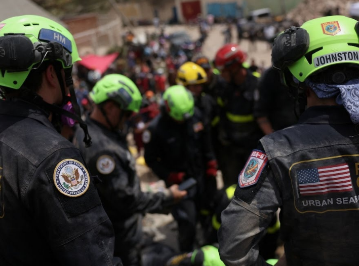 Rescatista de EU confronta a Diosdado Cabello en zona devastada por sismo
