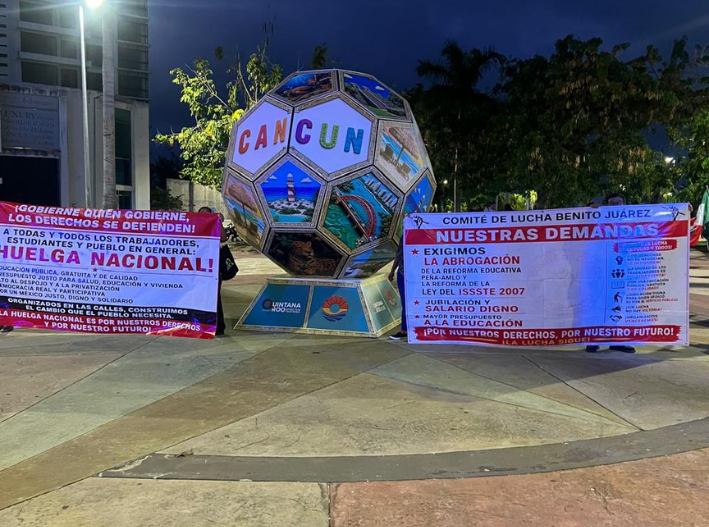 Maestros irrumpen fiesta mundialista en malecón Tajamar de Cancún