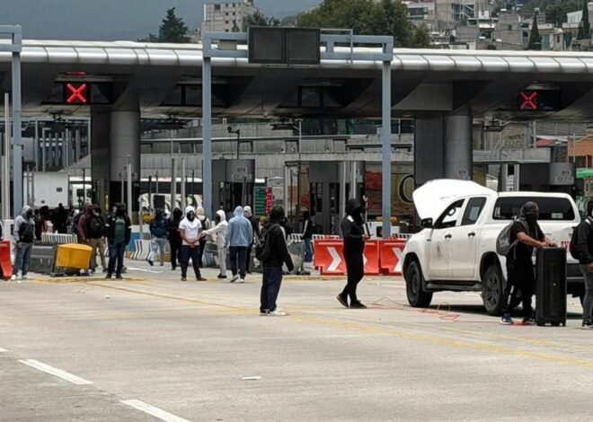 Normalistas de Ayotzinapa toman caseta de Tlalpan y provocan cierre vial