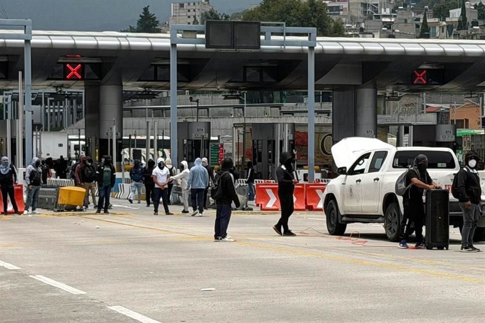 Normalistas de Ayotzinapa toman caseta de Tlalpan y provocan cierre vial