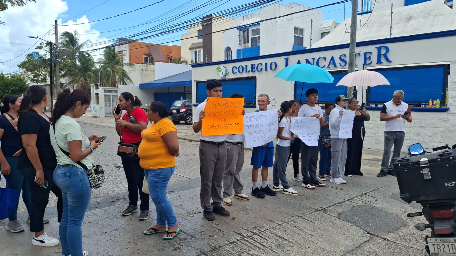 Padres bloquean la Av. Palenque; exigen espacios para jóvenes con discapacidad