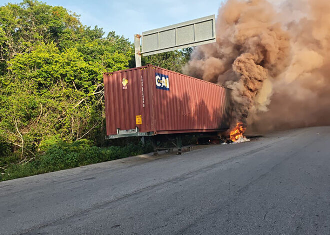 ¡Humareda gigante en Cobá! Arde contenedor junto a la carretera
