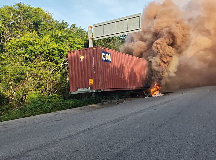 ¡Humareda gigante en Cobá! Arde contenedor junto a la carretera