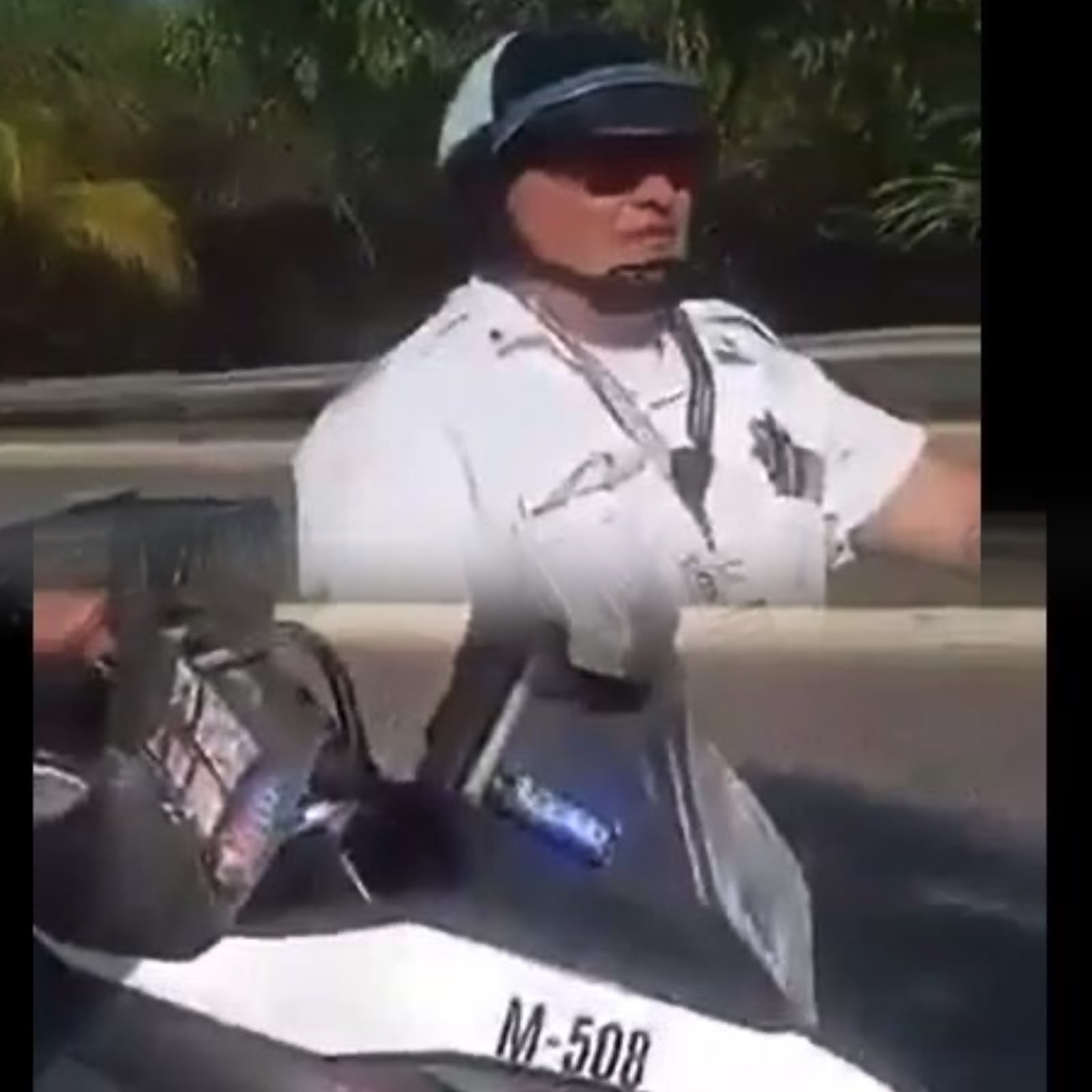 ¡Lo cachan en plena mordida! Graban a tránsito pidiendo 630 dólares en Cancún
