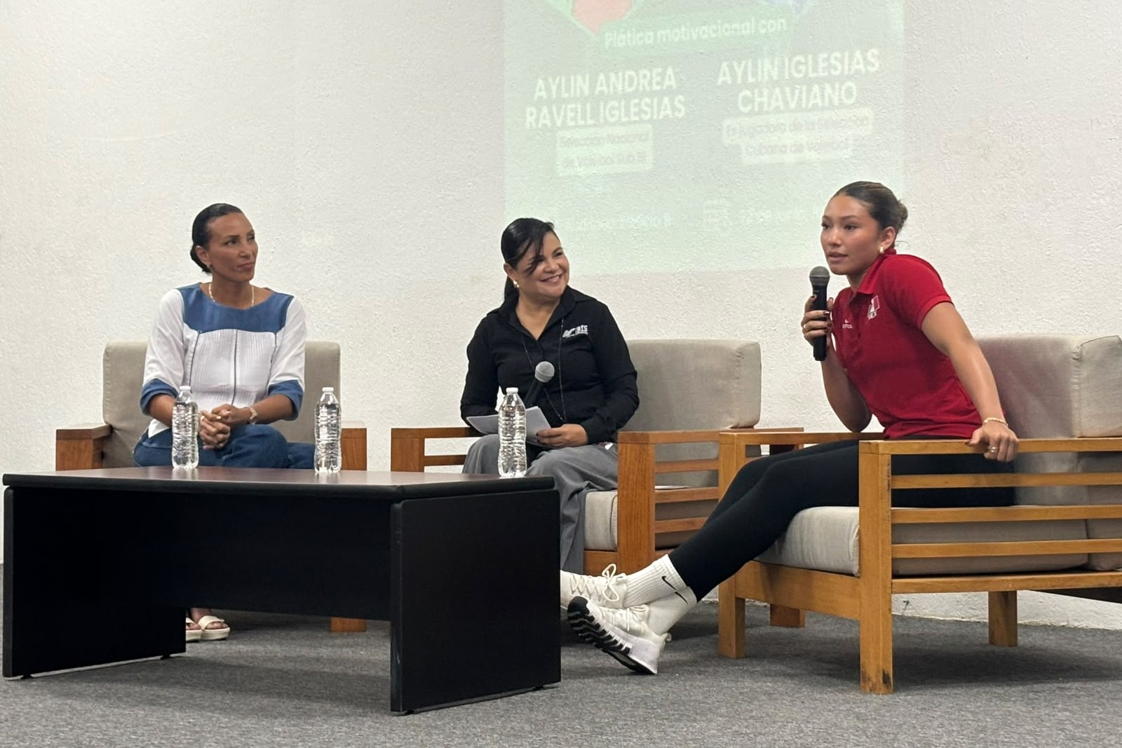Madre e hija inspiran a estudiantes de la UT Cancún con historias de éxito en el voleibol
