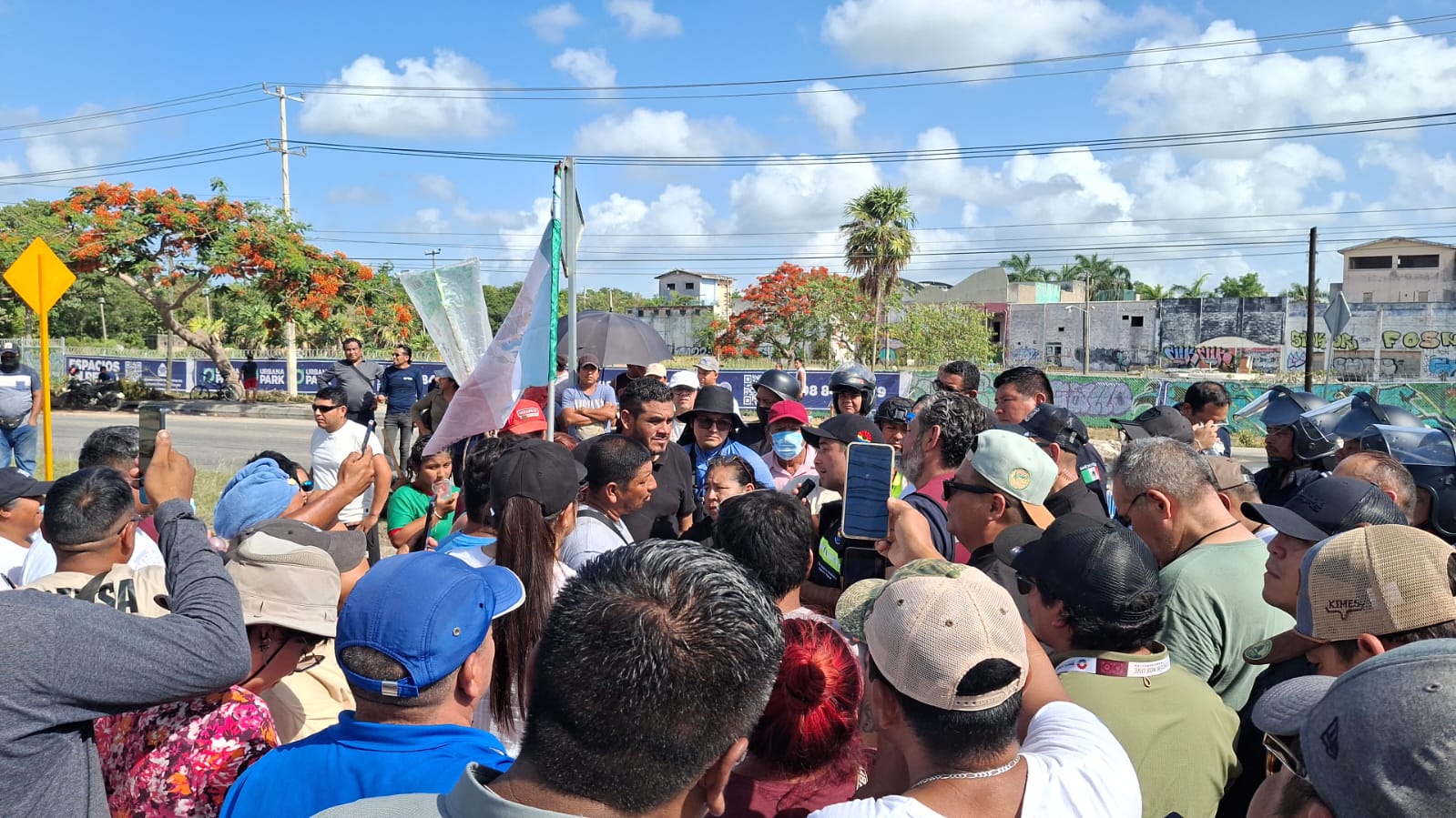 Liberan Av. López Portillo tras 12 horas de bloqueo en Cancún