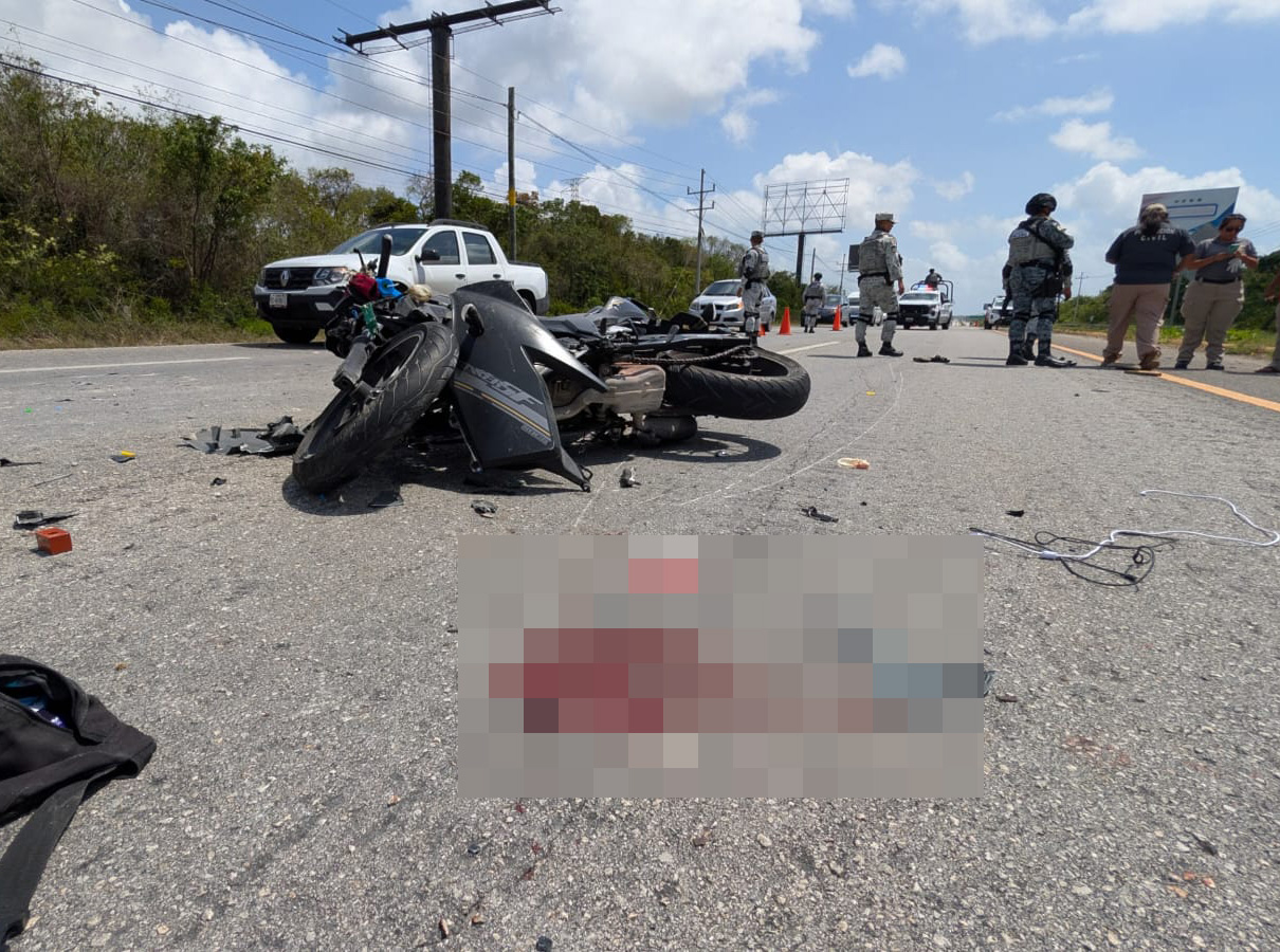 Brutal impacto en la Tulum-Playa deja dos motociclistas al borde de muerte