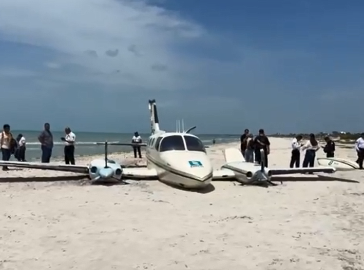 Avioneta aterriza de emergencia en Playa Norte de Ciudad del Carmen