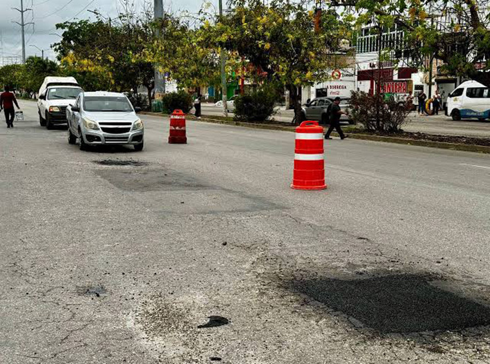 Baches no ceden terreno en calles de Cancún