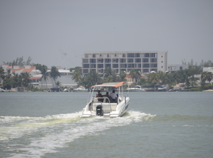 Detectan hasta 40 embarcaciones “piratas” al día en zonas protegidas