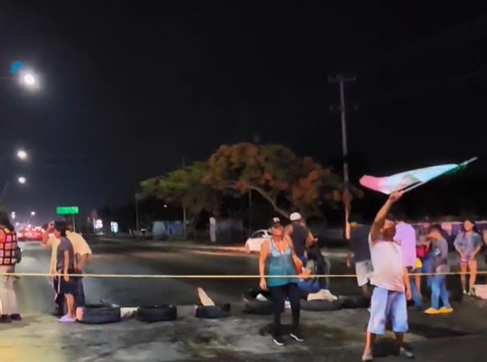 Vecinos de Santa Cecilia cierran la Av. López Portillo y Paraíso Maya por promesas incumplidas