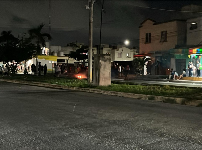 Protesta por apagones provoca bloqueo en Villas Otoch Paraíso
