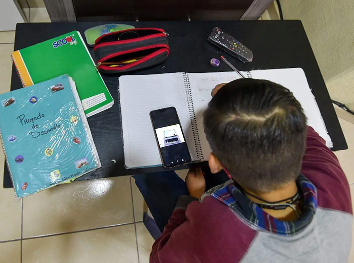 Adiós al celular: 11 estados ponen orden en las aulas