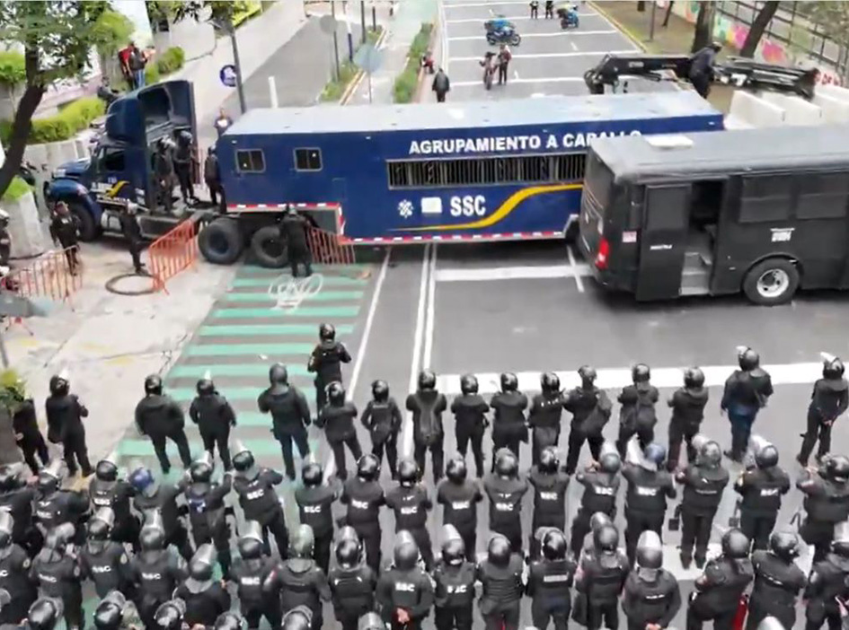 CNTE intenta llegar al Estadio CDMX y la SSC le cierra el paso