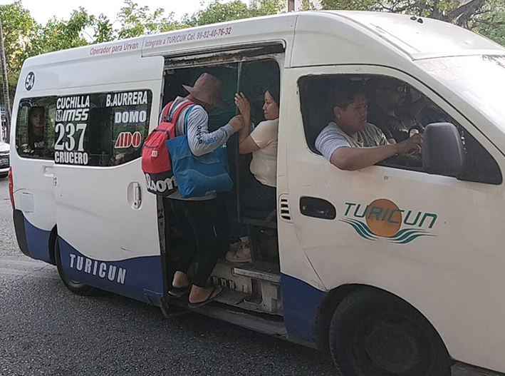 Combis al límite: pasajeros viajan apretados y en riesgo en Cancún
