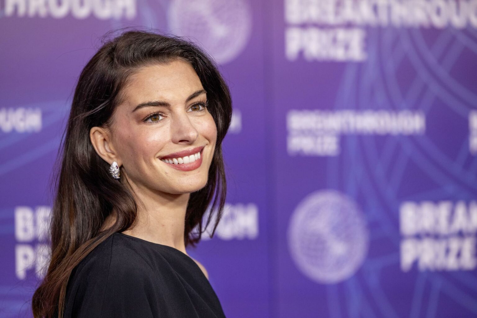 Anne Hathaway anuncia que espera a su tercer hijo