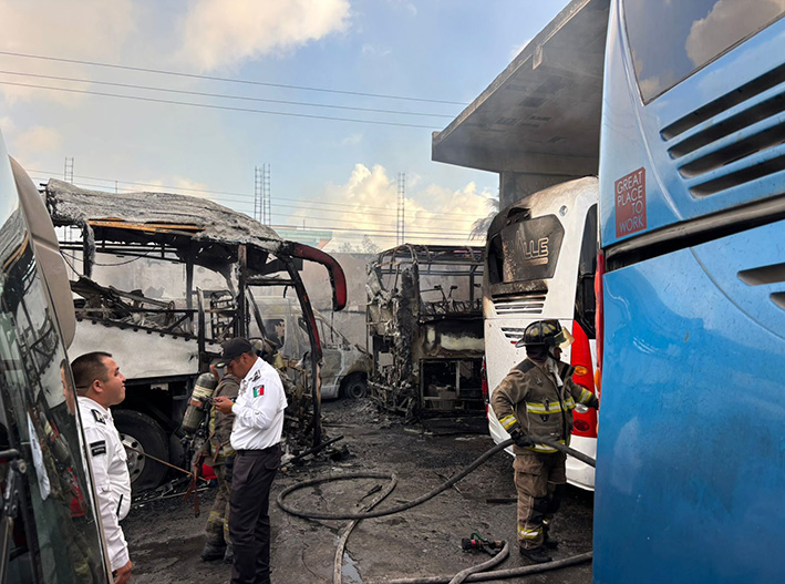 Arde encierro de autobuses Del Valle en Cancún