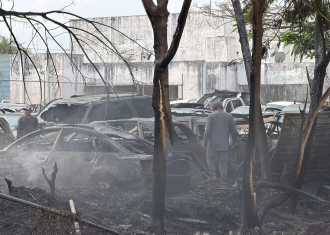 Incendio devora 15 vehículos en deshuesadero en Cancún