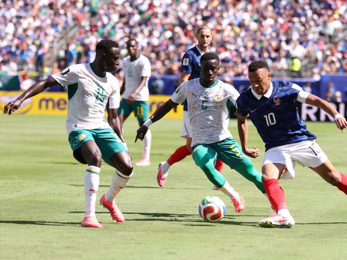 Francia aterriza a Senegal con un 3-1 con autoridad