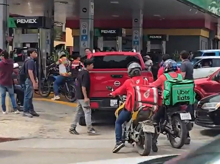 CNTE toma gasolineras y reparte combustible gratis en Chiapas
