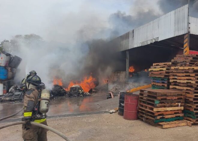 Incendio consume residuos industriales en recicladora de Cancún