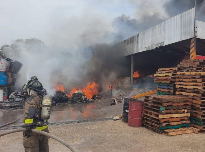Incendio consume residuos industriales en recicladora de Cancún