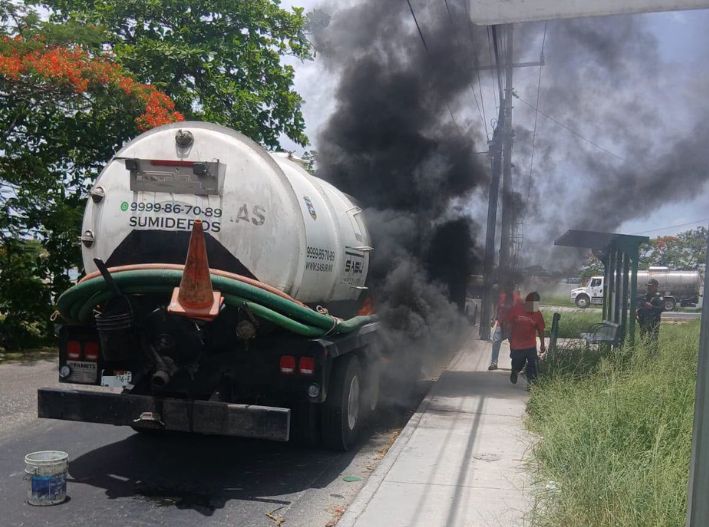 Bomberos controlan incendio de pipa en el Periférico de Mérida; no hubo personas lesionadas