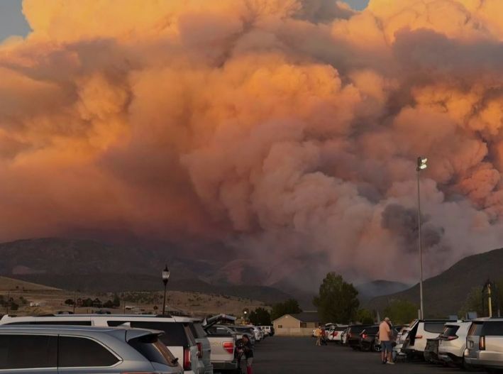El mayor incendio forestal de EE. UU. devora 93 mil acres y deja tres bomberos muertos