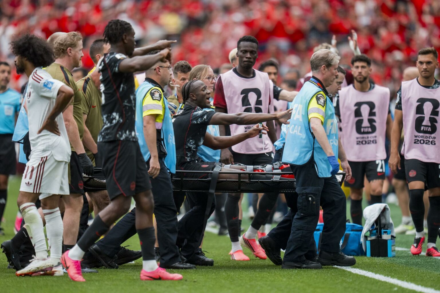 Grave lesión de Ismaël Koné opaca goleada de Canadá