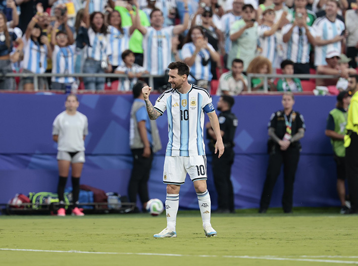 ¡Messi se roba el Mundial! Argentina arranca con goleada y triplete