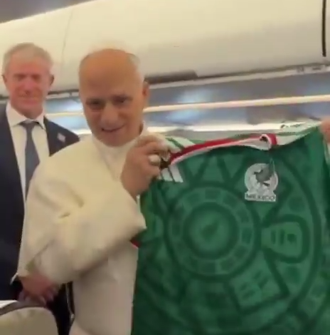 Papa León XIV posa con la playera de México rumbo al Mundial 2026