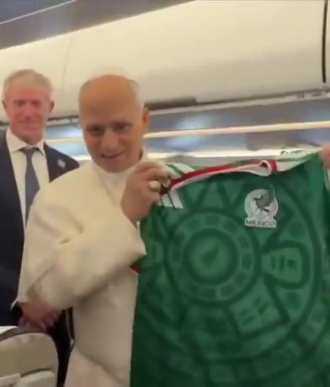 Papa León XIV posa con la playera de México rumbo al Mundial 2026