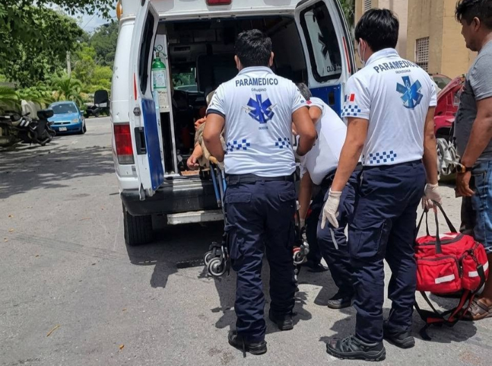 Cae trabajador desde cuarto piso mientras instalaba aire acondicionado en Cancún