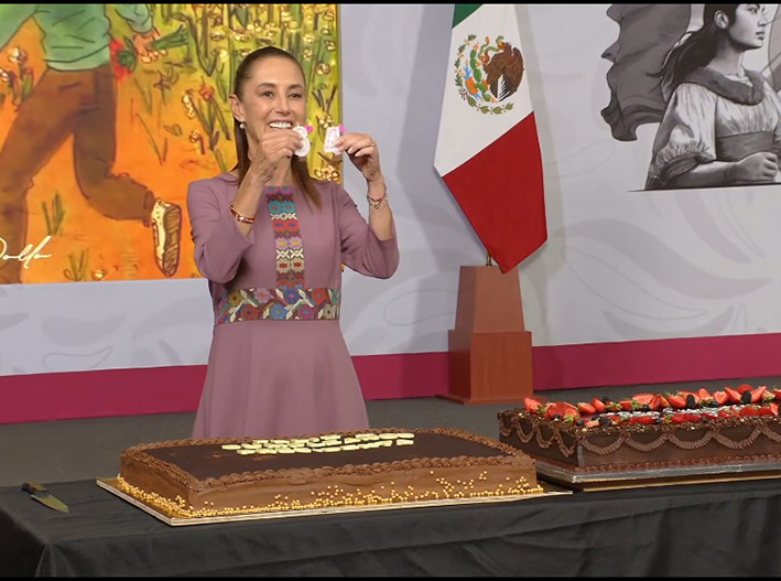 ¡Pastel y mañanitas en La Mañanera! Sheinbaum arranca festejo por sus 64 años