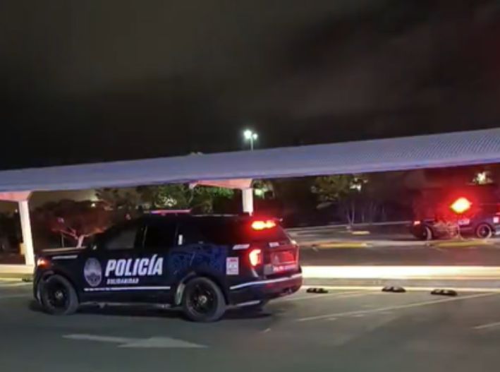 Ataque armado deja una persona sin vida en estacionamiento de tienda en Playa del Carmen