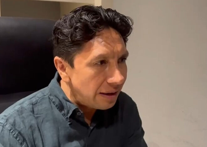Sin ropa de diseñador, regidor de Tulum aparece para disculparse