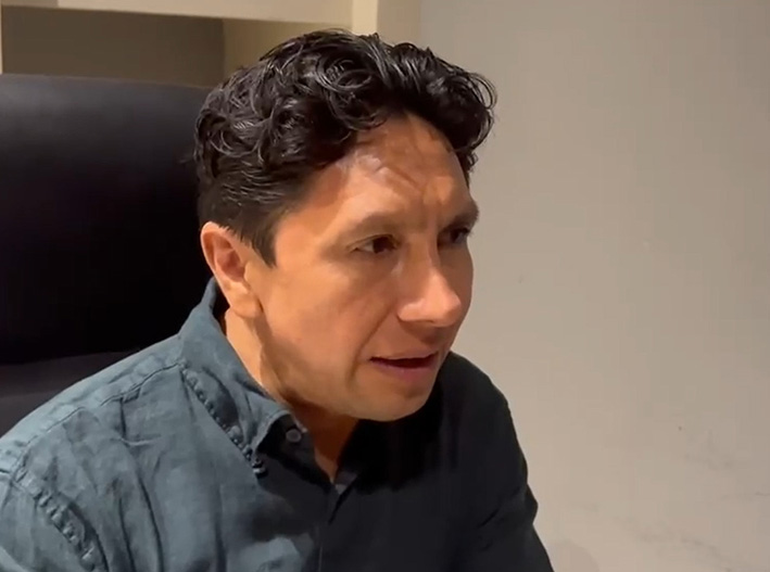 Sin ropa de diseñador, regidor de Tulum aparece para disculparse