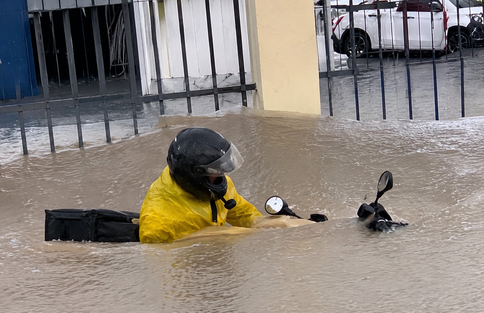 Repartidores de Mérida piden empatía ante las inundaciones: “Nuestra vida vale más que un pedido”